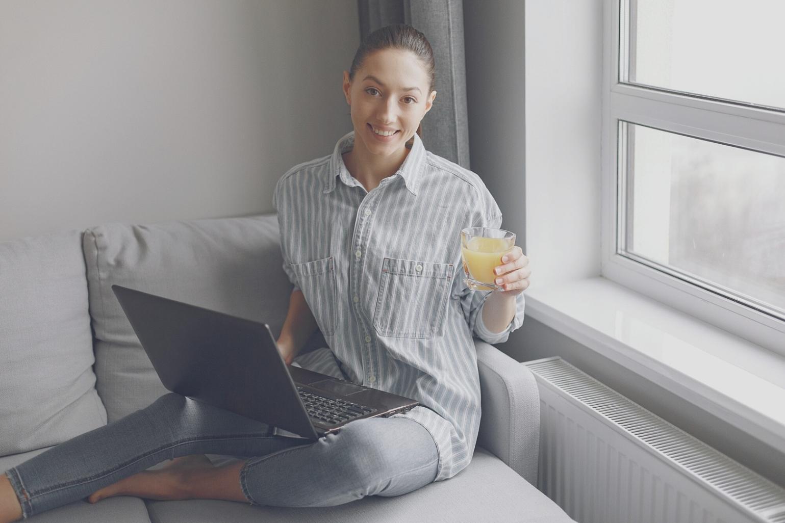 Yaratıcı brainstorming sürecinde çalışan ekip üyeleri