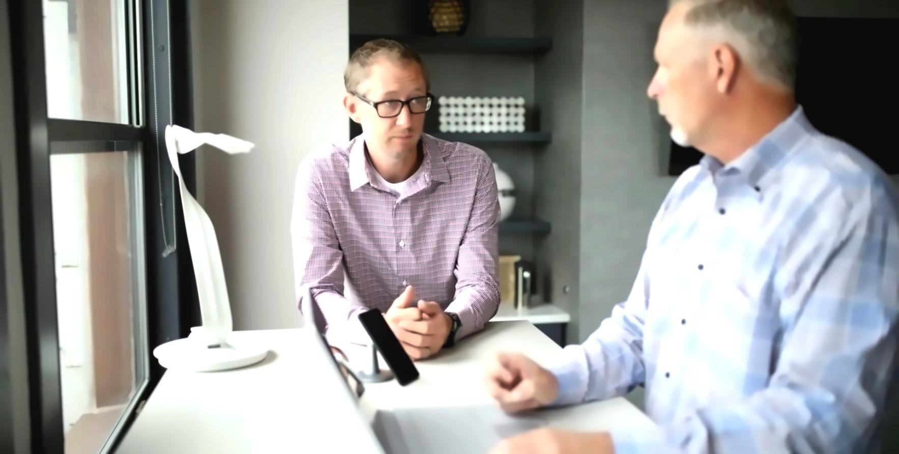 Profesyonel video çekim stüdyosunda çalışan kreatif ekip